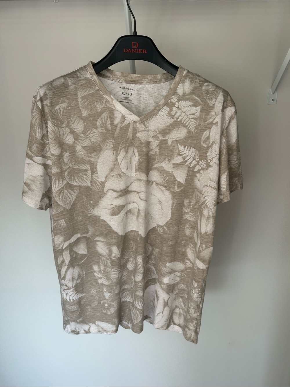 le chateau Men's Beige Floral V-Neck Short Sleeve Tee